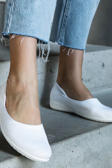 Białe materiałowe balerinki...