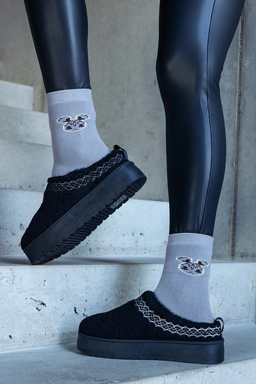 Czarne śniegowce na platformie z...