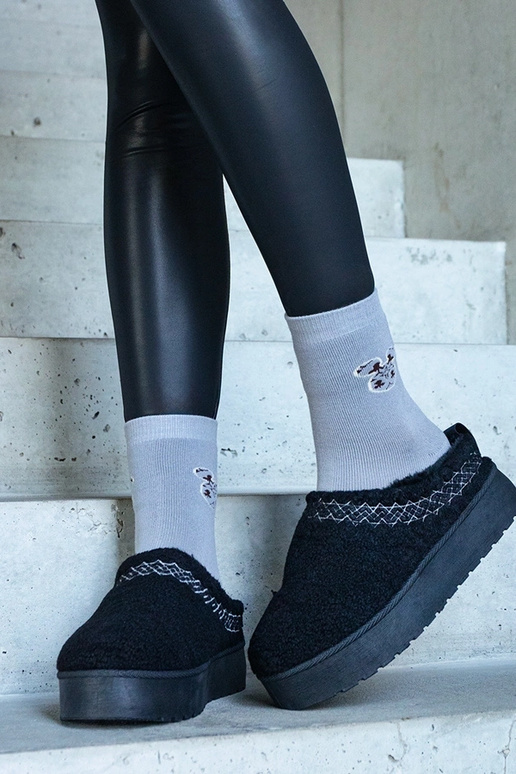 Czarne śniegowce na platformie z...