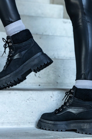 Black Kanga women's snow boots
