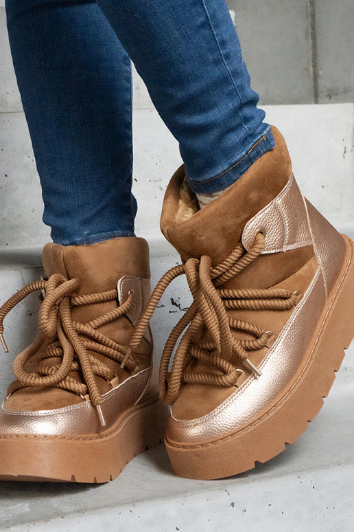 Brązowe śniegowce na platformie...