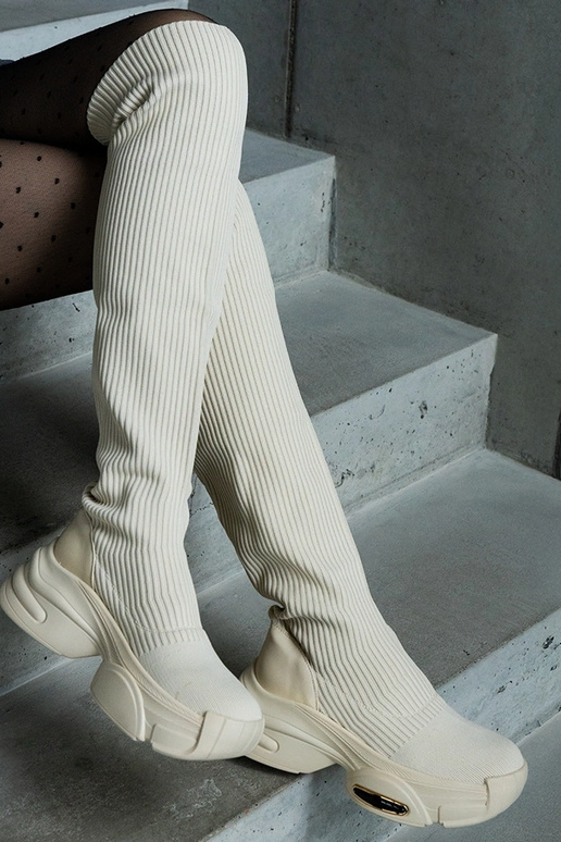 Beżowe wsuwane kozaki z elastyczną... Beżowe wsuwane kozaki z elastyczną...