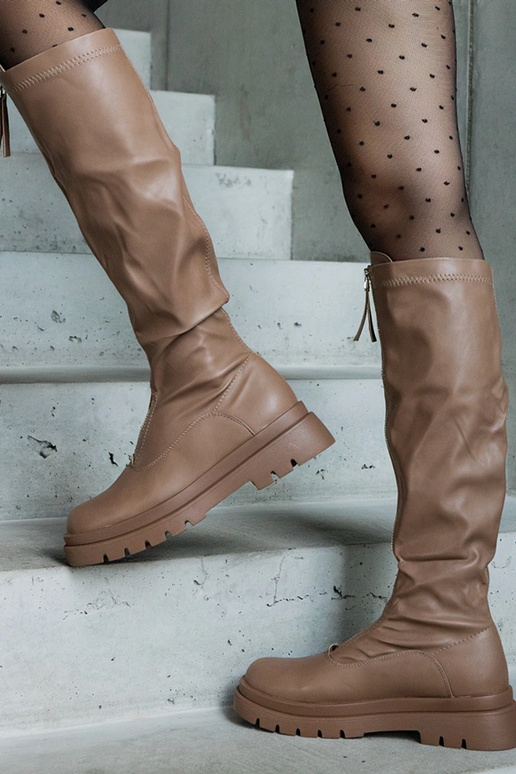 Brązowe kozaki z eko skóry na płaskim...