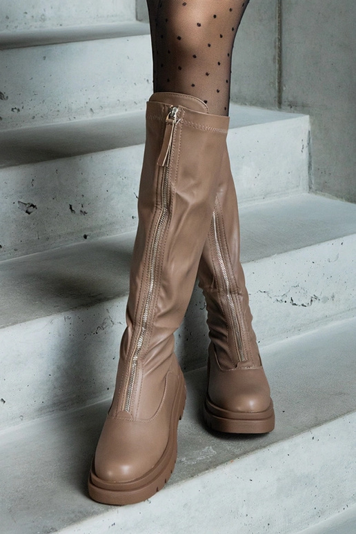 Brązowe kozaki z eko skóry na płaskim...