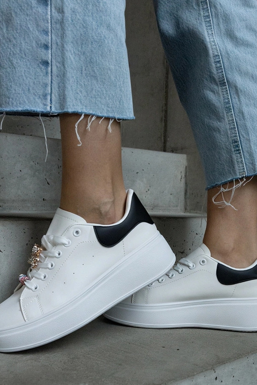 Białe sneakersy na platformie...