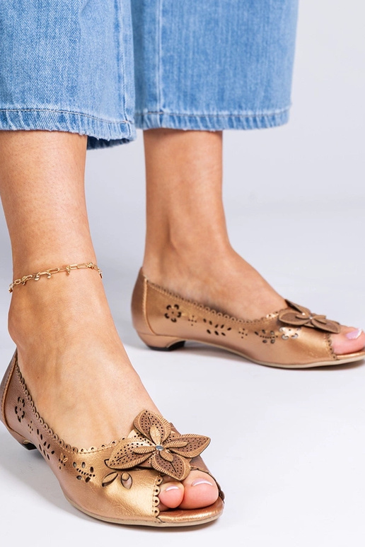 Złote ażurowe balerinki z odkrytym... Złote ażurowe balerinki z odkrytym...