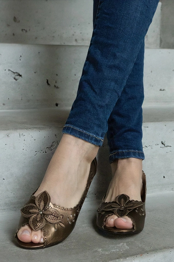 Brązowe ażurowe balerinki z...