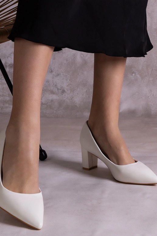 Białe czółenka na słupku Tunia