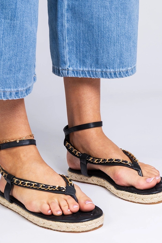 Czarne sandałki zdobione łańcuszkiem...