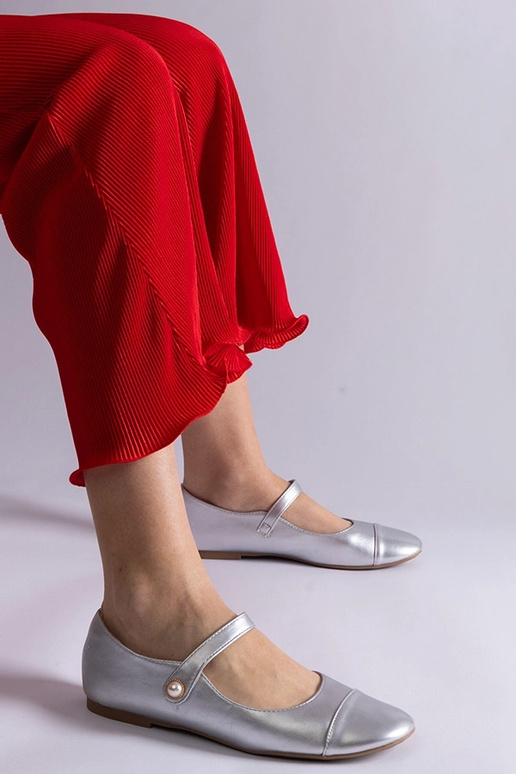 Srebrne balerinki z lakierowanym...