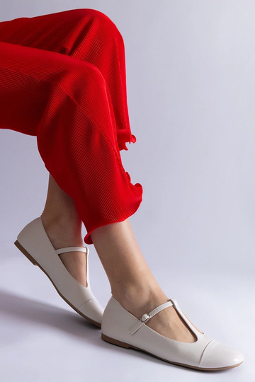 Białe balerinki z...