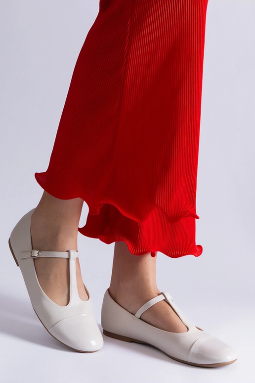 Białe balerinki z lakierowanym... Białe balerinki z lakierowanym...