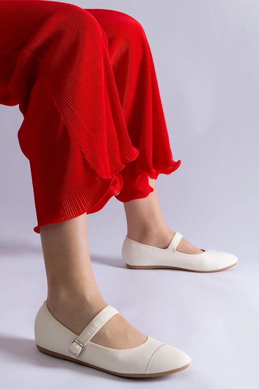 Białe balerinki o matowym wykończeniu... Białe balerinki o matowym wykończeniu...