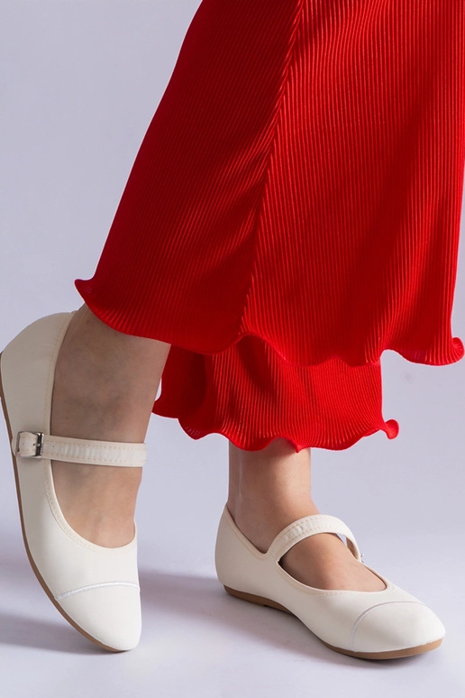 Białe balerinki o matowym wykończeniu... Białe balerinki o matowym wykończeniu...