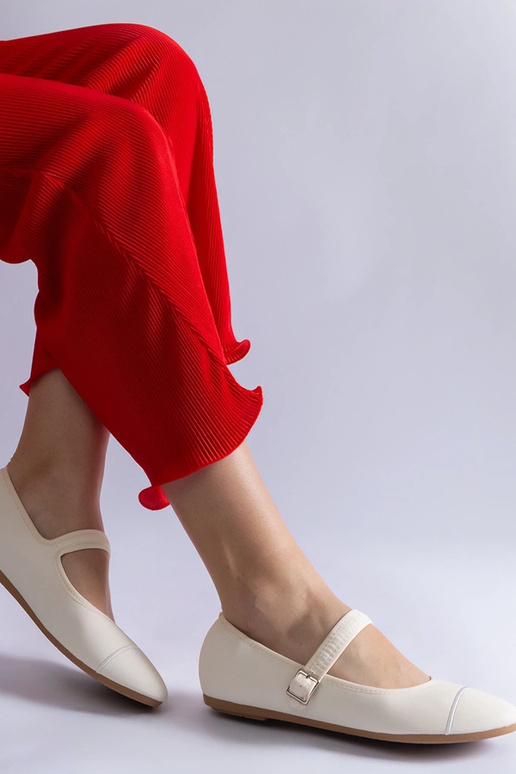 Białe balerinki o matowym wykończeniu... Białe balerinki o matowym wykończeniu...