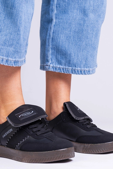 Czarne sneakersy na platformie z przeszyciami Puente