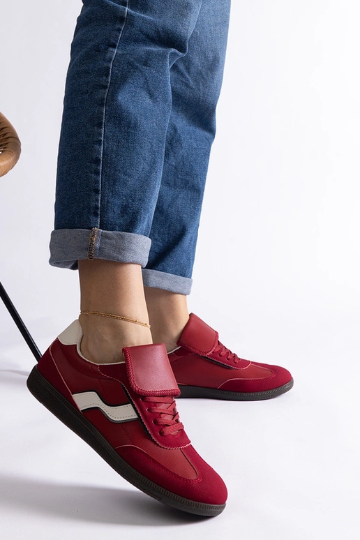 Czerwone niskie sneakersy sznurowane... Czerwone niskie sneakersy sznurowane...