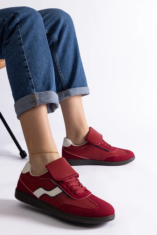 Czerwone niskie sneakersy sznurowane... Czerwone niskie sneakersy sznurowane...