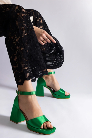 Zielone satynowe sandały na... 2