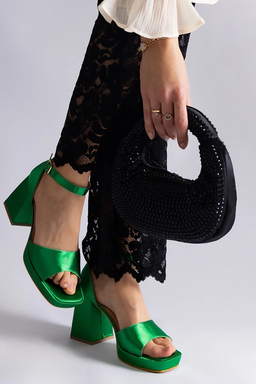Zielone satynowe sandały na masywnym...
