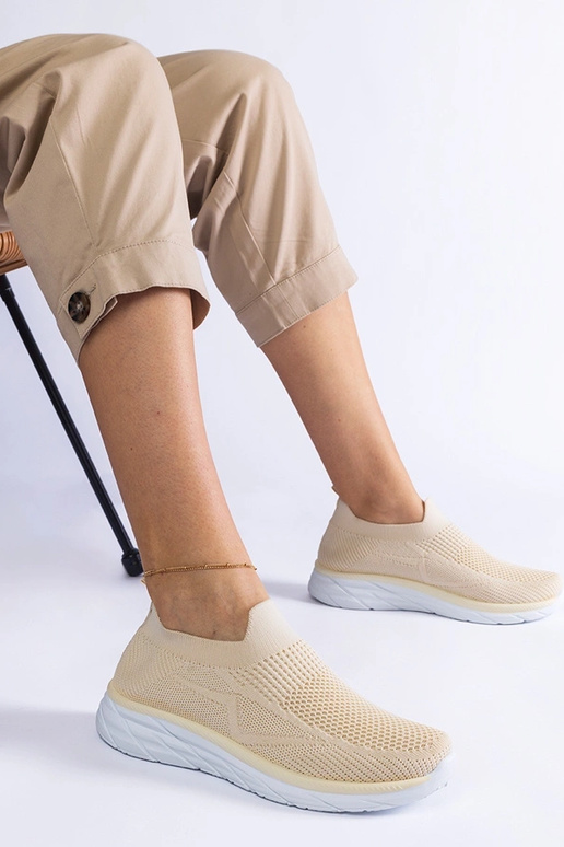 Beżowe wsuwane sneakersy sportowe... Beżowe wsuwane sneakersy sportowe...