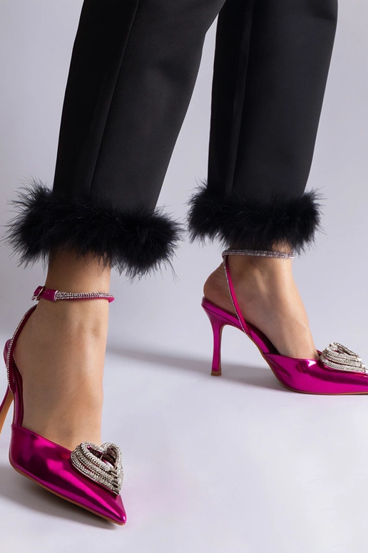 Różowe szpilki z odkrytą pięta...