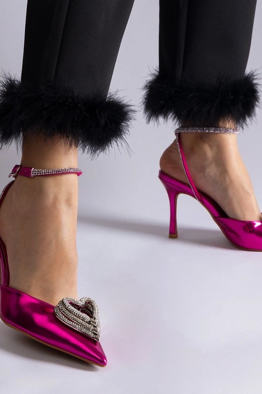 Różowe szpilki z odkrytą pięta...