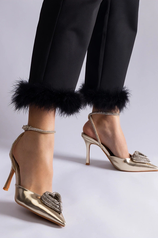 Złote szpilki z odkrytą pięta...