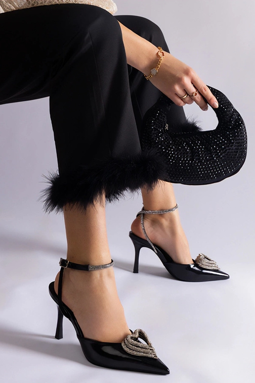 Czarne szpilki z odkrytą pięta... Czarne szpilki z odkrytą pięta...