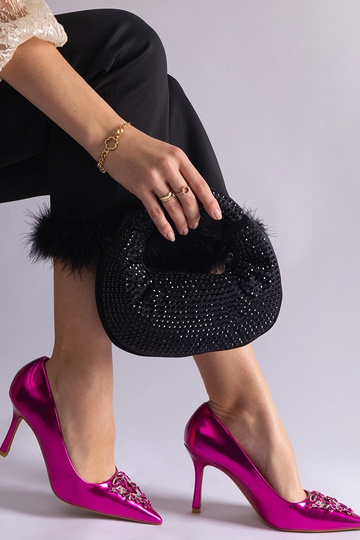 Różowe lakierowane szpilki... 2