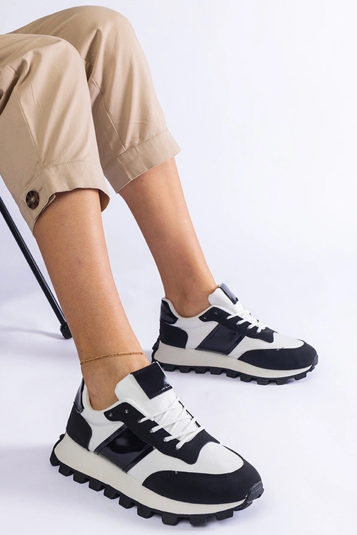 Czarne sneakersy z widocznym...