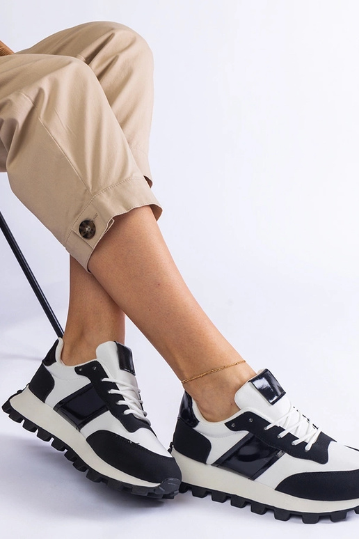 Czarne sneakersy z widocznym...