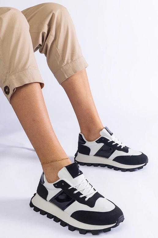 Czarne sneakersy z widocznym...