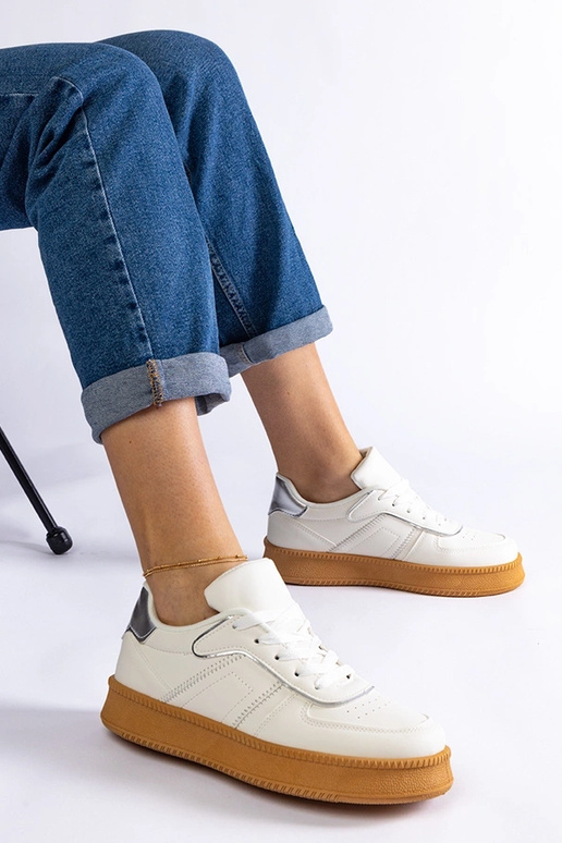 Białe sneakersy sznurowane na...