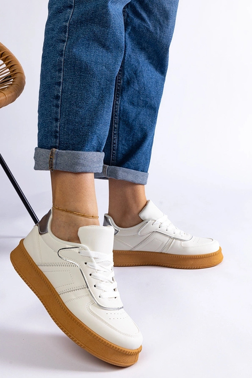 Białe sneakersy sznurowane na...