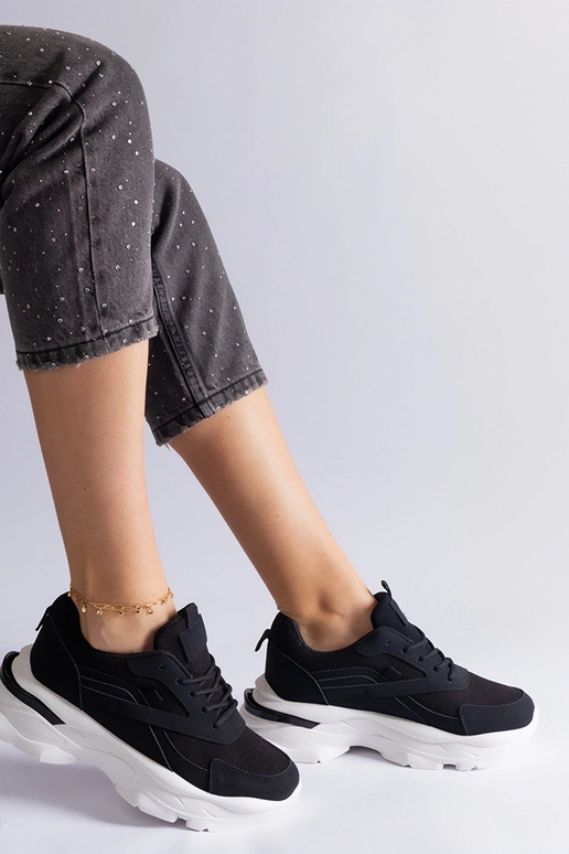 Czarne sneakersy na grubszej...