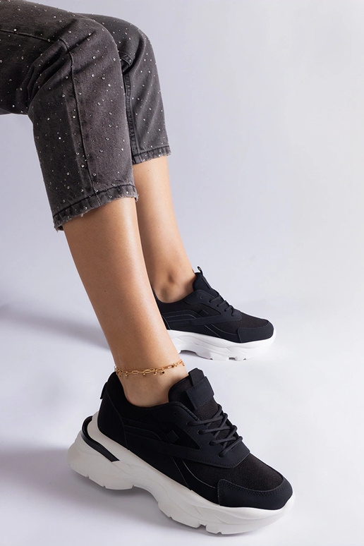 Czarne sneakersy na grubszej...