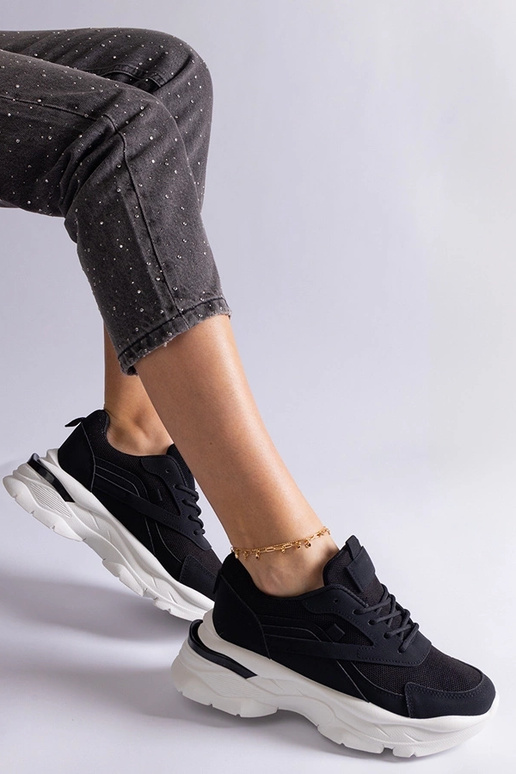 Czarne sneakersy na grubszej...