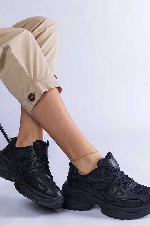 Czarne sneakersy na masywnej...