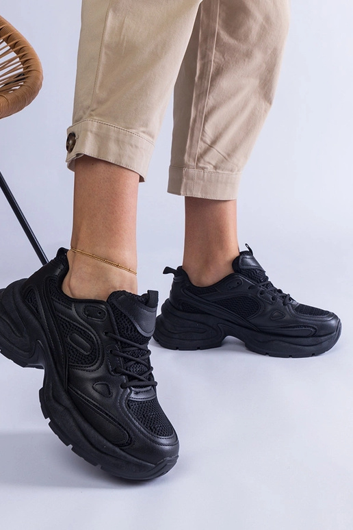 Czarne sneakersy na masywnej...