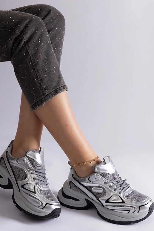 Srebrne sneakersy na masywnej... Srebrne sneakersy na masywnej...