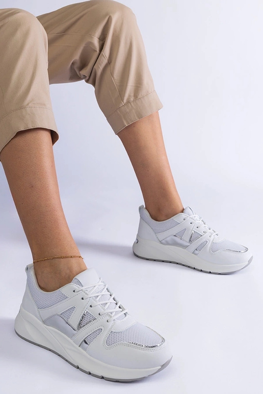 Białe sneakersy na grubej podeszwie...