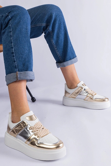 Złote sneakersy ze...