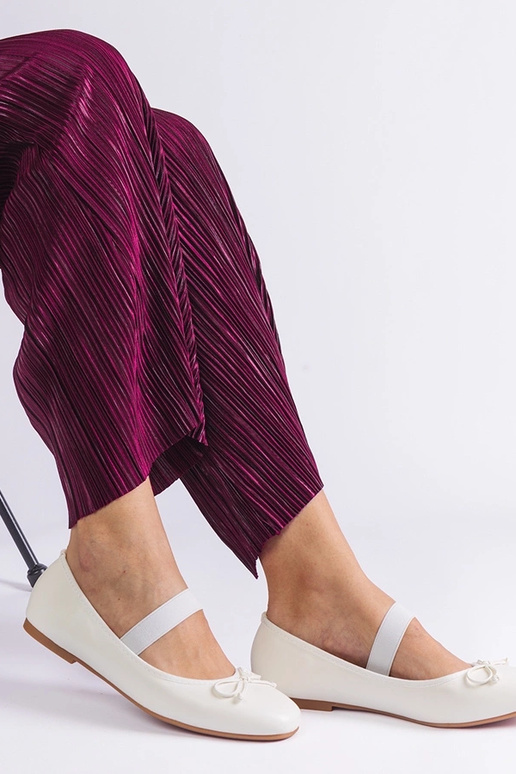 Białe balerinki z gumką i ozdobną...