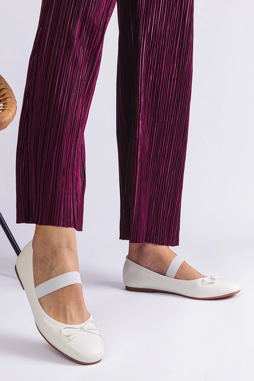 Białe balerinki z gumką i ozdobną...