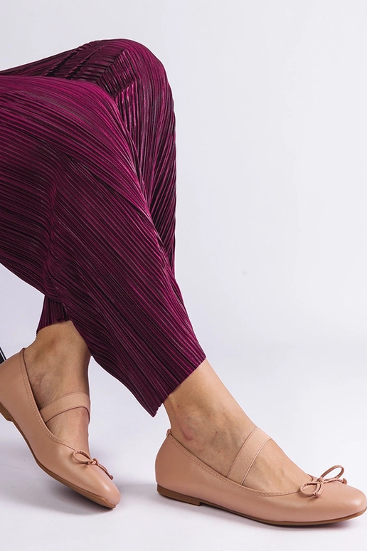 Beżowe balerinki z gumką i ozdobną... Beżowe balerinki z gumką i ozdobną...