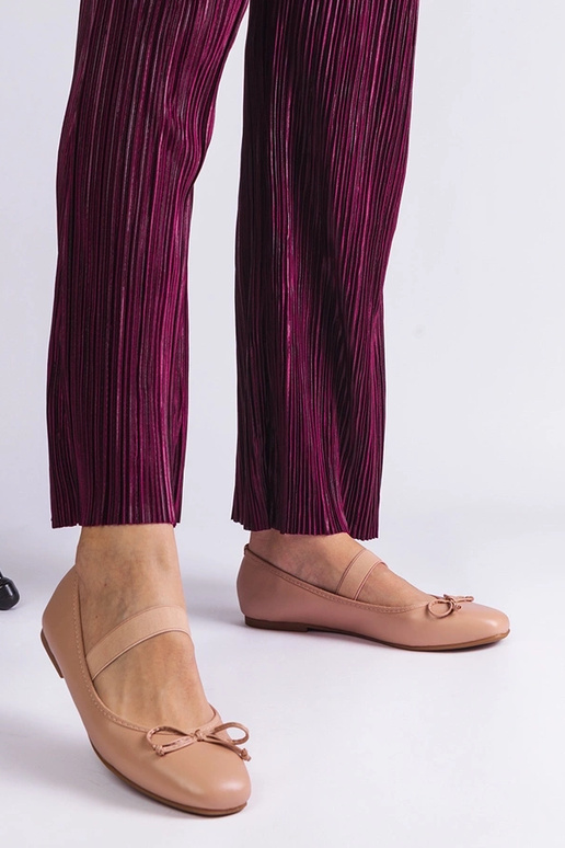 Beżowe balerinki z gumką i ozdobną... Beżowe balerinki z gumką i ozdobną...