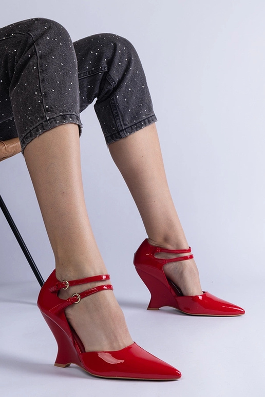 Czerwone czółenka lakierowane na... Czerwone czółenka lakierowane na...