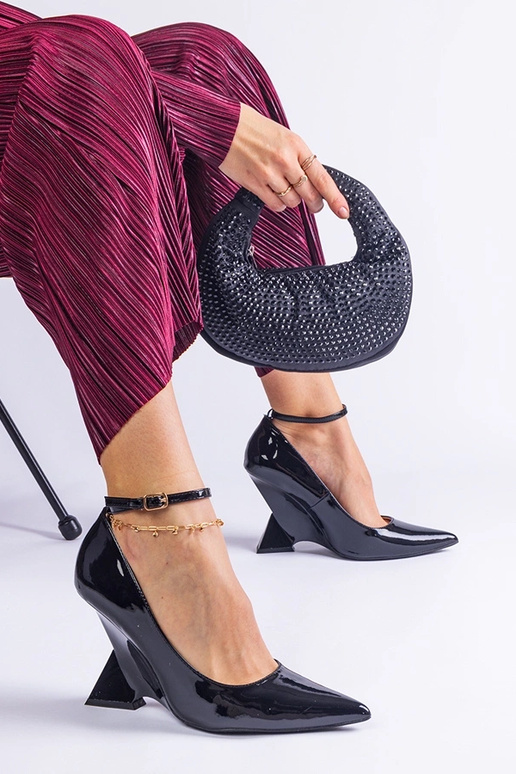Czarne czółenka lakierowane na...