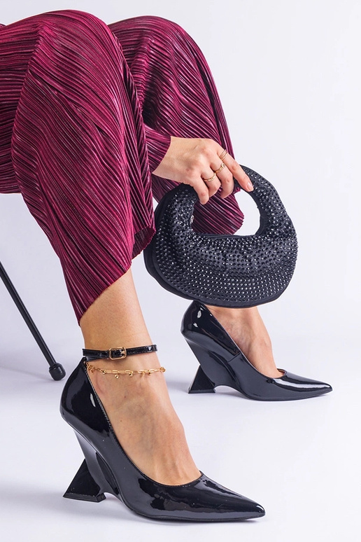 Czarne czółenka lakierowane na...